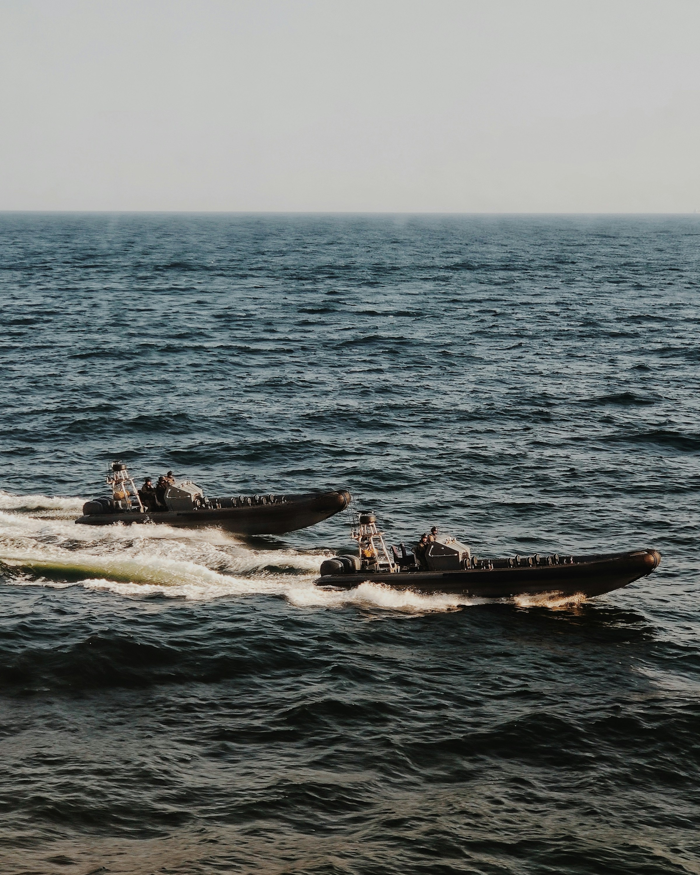 Duas embarcações semi-rígidas profissionais em mar aberto