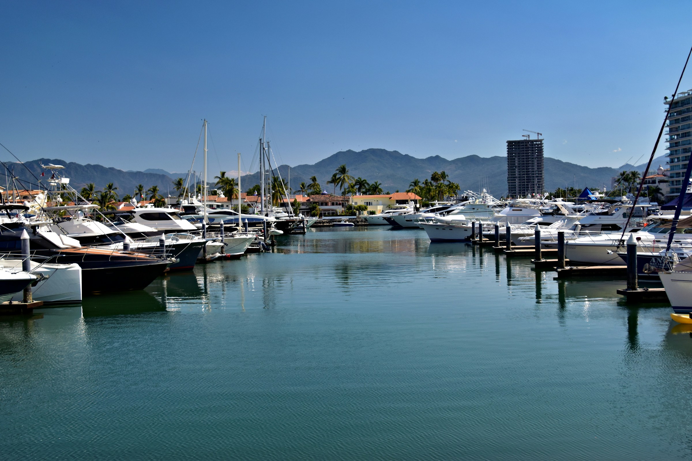 Marina com embarcações de recreio atracadas